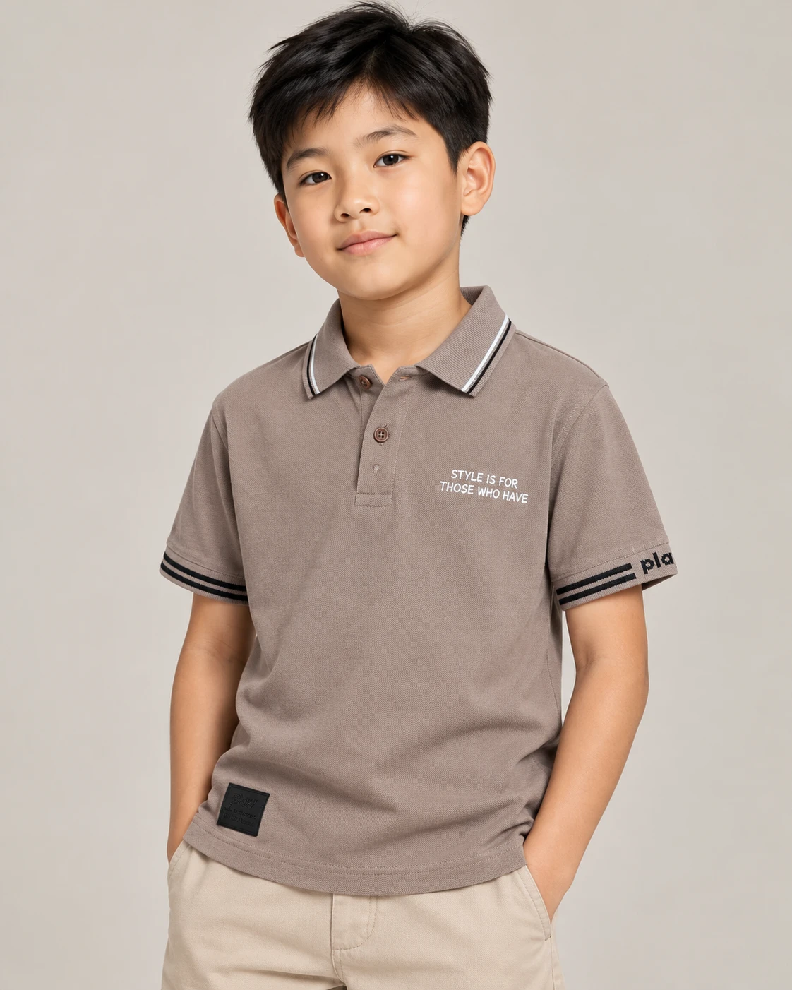 Menino usando a polo