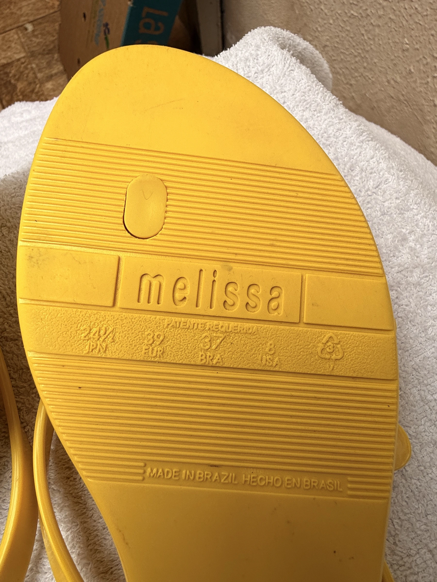 Detalhe da sola com a numeração 37 BRA