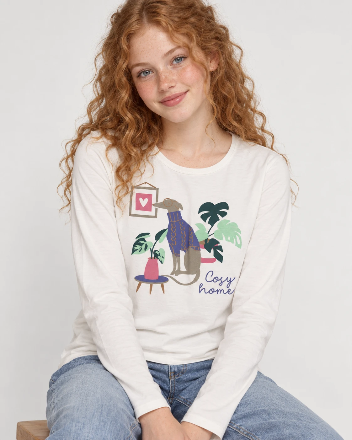 Jovem usando a camiseta Cosy home