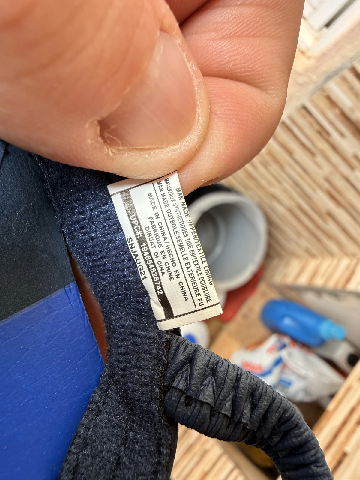 Etiqueta com os materiais do chinelo